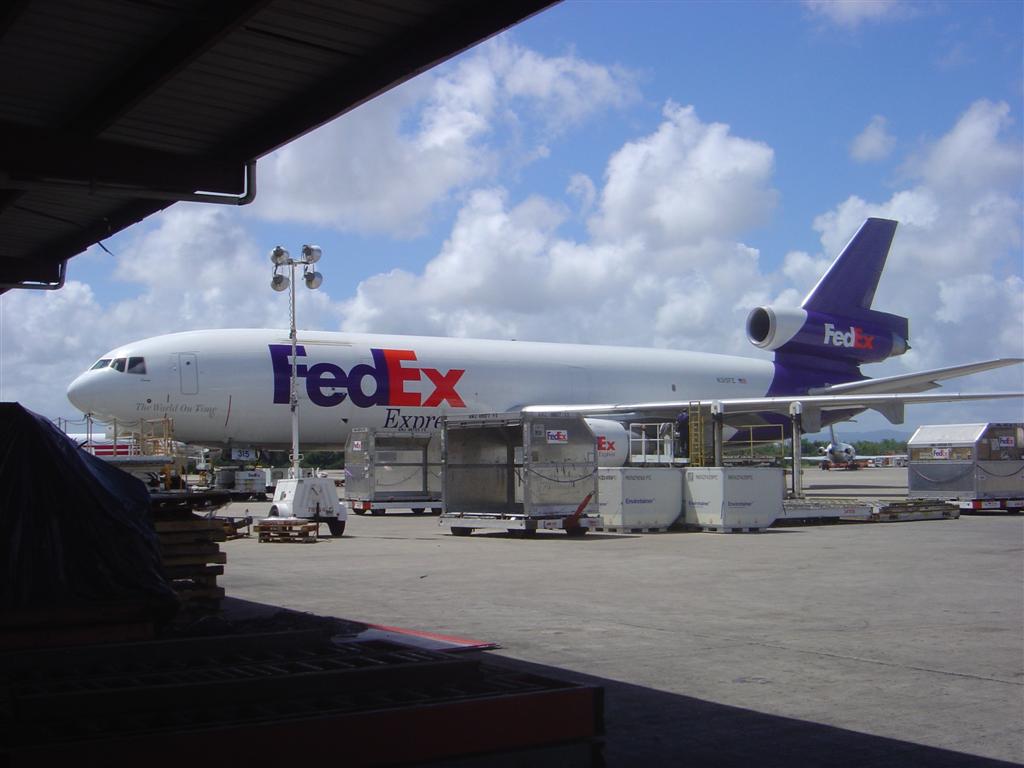 Avião aguardando para ser descarregado em San Juan, Porto Rico. A FedEx é uma gigante mundial no sector de logística.