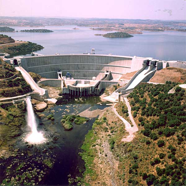 A barragem do Alqueva, Dezembro de 2004. A energia hidroeléctrica é uma energia rentável, limpa e renovável.Imagem: CNPGB