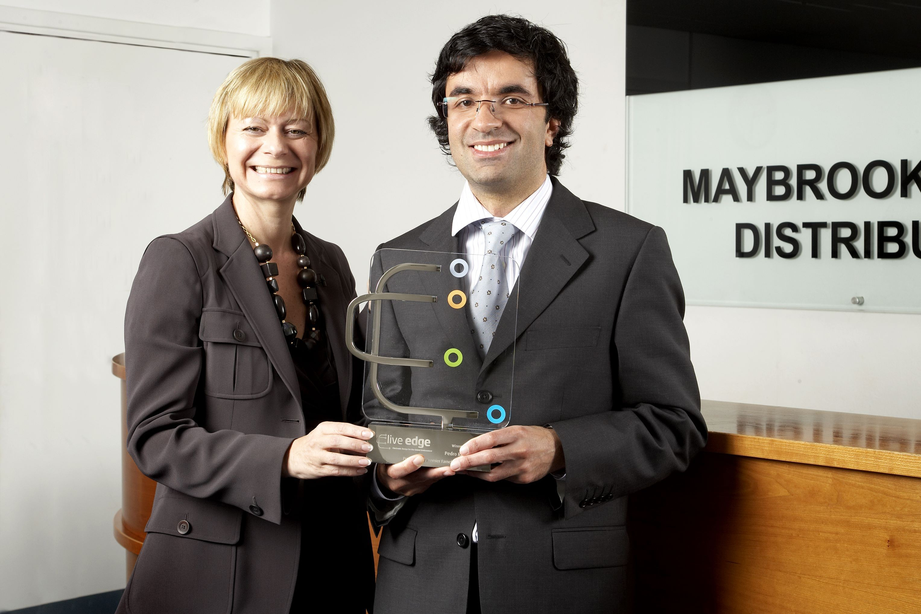 Pedro Rodrigues, vencedor do Live EDGE 2008, recebe o prémio de Harriet Green, Presidente da Premier Farnell.
