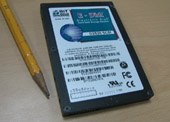 Um SSD com o tamanho padronizado de 64mm (cerca de 2,5 polegadas).