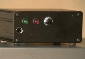 Protótipo do invento, colocado sobre um televisor, durante uma demonstração pelo inventor para uma reportagem televisiva.Imagem: TVI