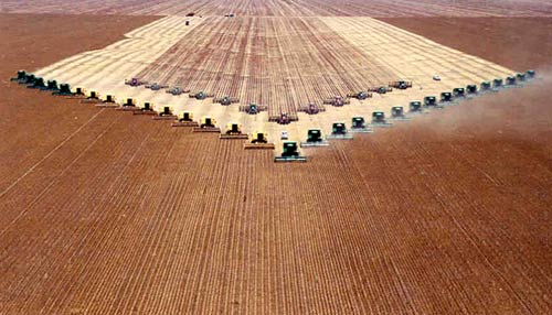 Colheita de soja e plantação de milho, no município brasileiro de Sorriso, estado de Mato Grosso. Em 2007, Sorriso era o maior produtor de soja do Brasil. (Imagem: www.bducdb.ucdb.br)