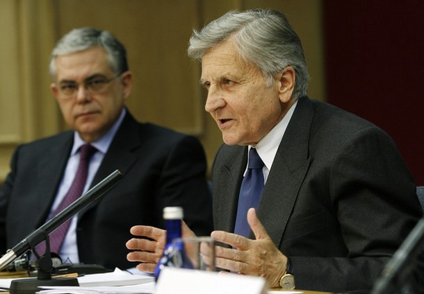 Conferência de imprensa do Banco Central Europeu, 10 de Maio de 2007. Discurso do presidente do BCE, Jean-Claude Trichet (à direita) dando um sinal de que aumentos das taxas directoras deveriam ocorrer no mês seguinte, e de que uma "forte vigilância" era necessária em relação aos riscos de inflação.Imagem: Getty Images.