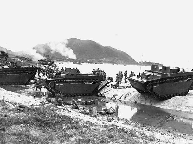 Desembarque de tratores anfíbios de efectivo militar e provisões na praia de Ibeya, uma pequena ilha na cordilheira Ryukyu, a noroeste de Okinawa.