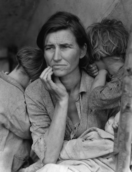 A fotografia Migrant Mother, uma das fotografias americanas mais famosas da década de 1930, mostrando Florence Owens Thompson, mãe de sete crianças, de 32 anos de idade, em Nipono, Califórnia, Março de 1936, em busca de emprego ou de ajuda social para sustentar a família. O seu marido tinha perdido o emprego em 1931, e morrera no mesmo ano.