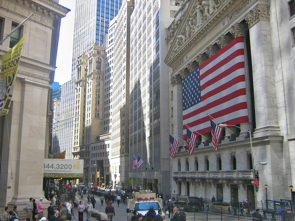 Fachada da New York Stock Exchange, vista do cruzamento de Broad Street com Wall Street